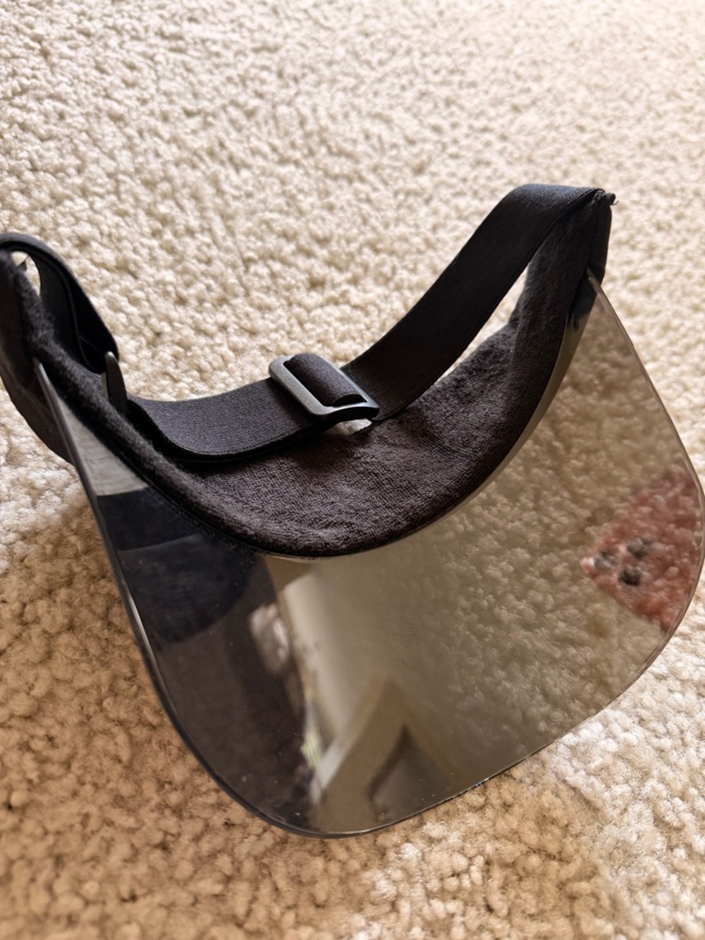 ALO Yoga Black and Gold Mirrored Visor - Picture 3 of 9